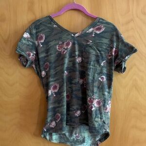 Wishful park v neck camo + flowers t shirt women’s size medium
